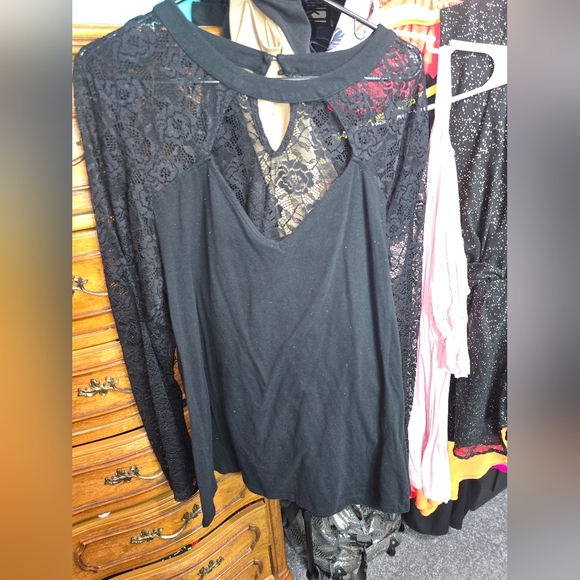 🍂🍁Torrid 3x Black Lace Inset Cutout Neck Foxy Top - Picture 4 of 6